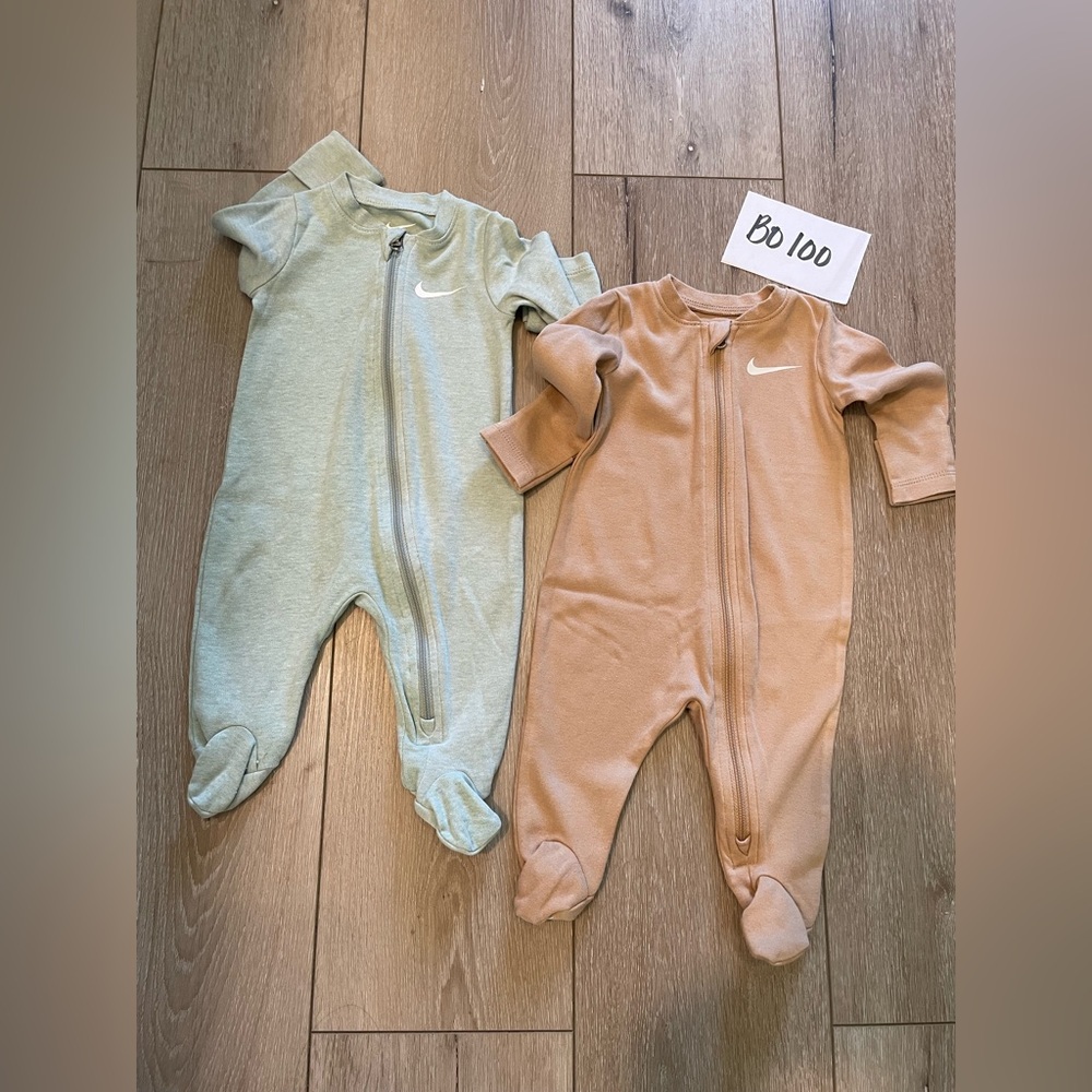 Set Lot of 2 Infant Baby Nike Essentials Footed Coverall
Size 3 Months